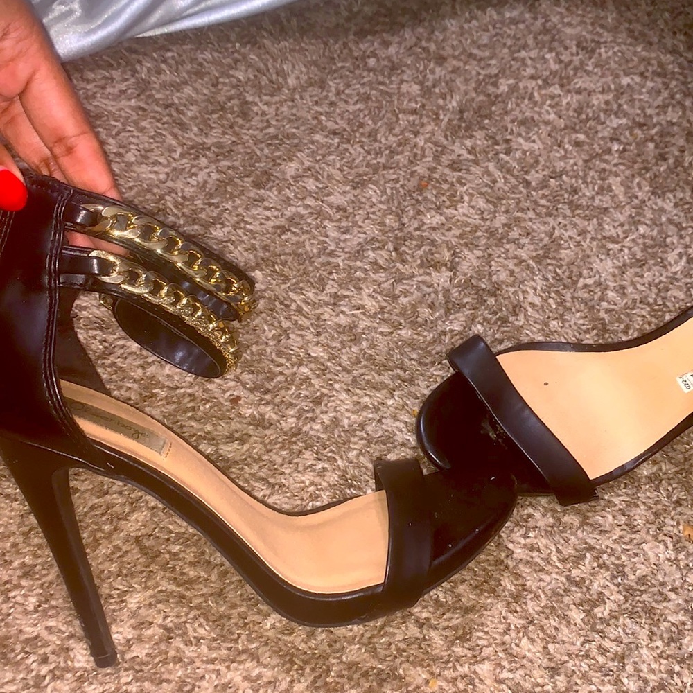 Black heel with gold chain